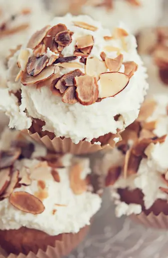 English Almond Amaretto Cupcakes